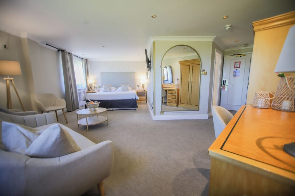 Executive Double Room | Desk, free WiFi, bed sheets