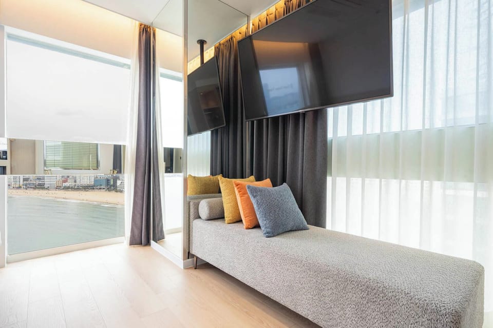 Royal Suite Ocean Twin (Full Ocean View) | Premium bedding, in-room safe, blackout drapes, soundproofing