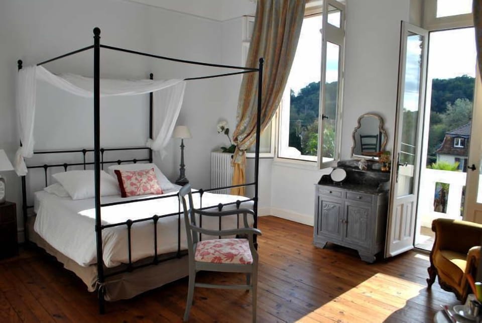 Comfort Double Room, Non Smoking (Chambre Baldaquin) | Premium bedding, pillowtop beds, individually decorated