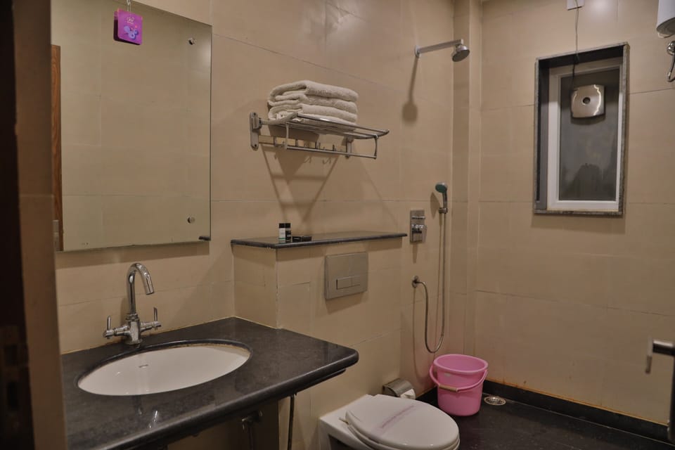 Premium Room | Bathroom | Shower, free toiletries, towels
