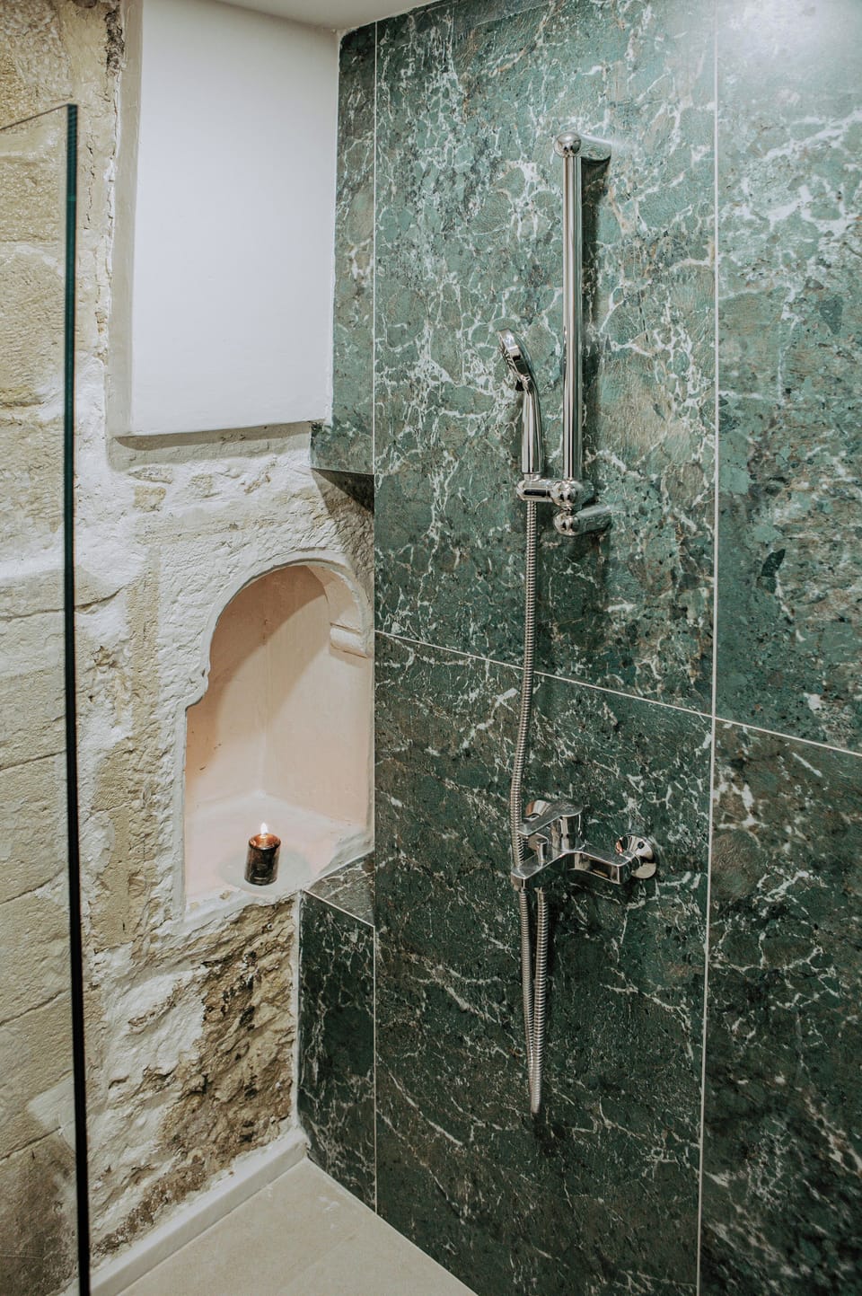 Premium Room, Ground Floor | Bathroom | Shower, rainfall showerhead, free toiletries, hair dryer