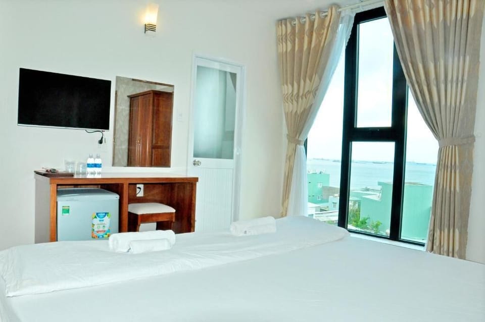 Minibar, desk, soundproofing, WiFi (free)