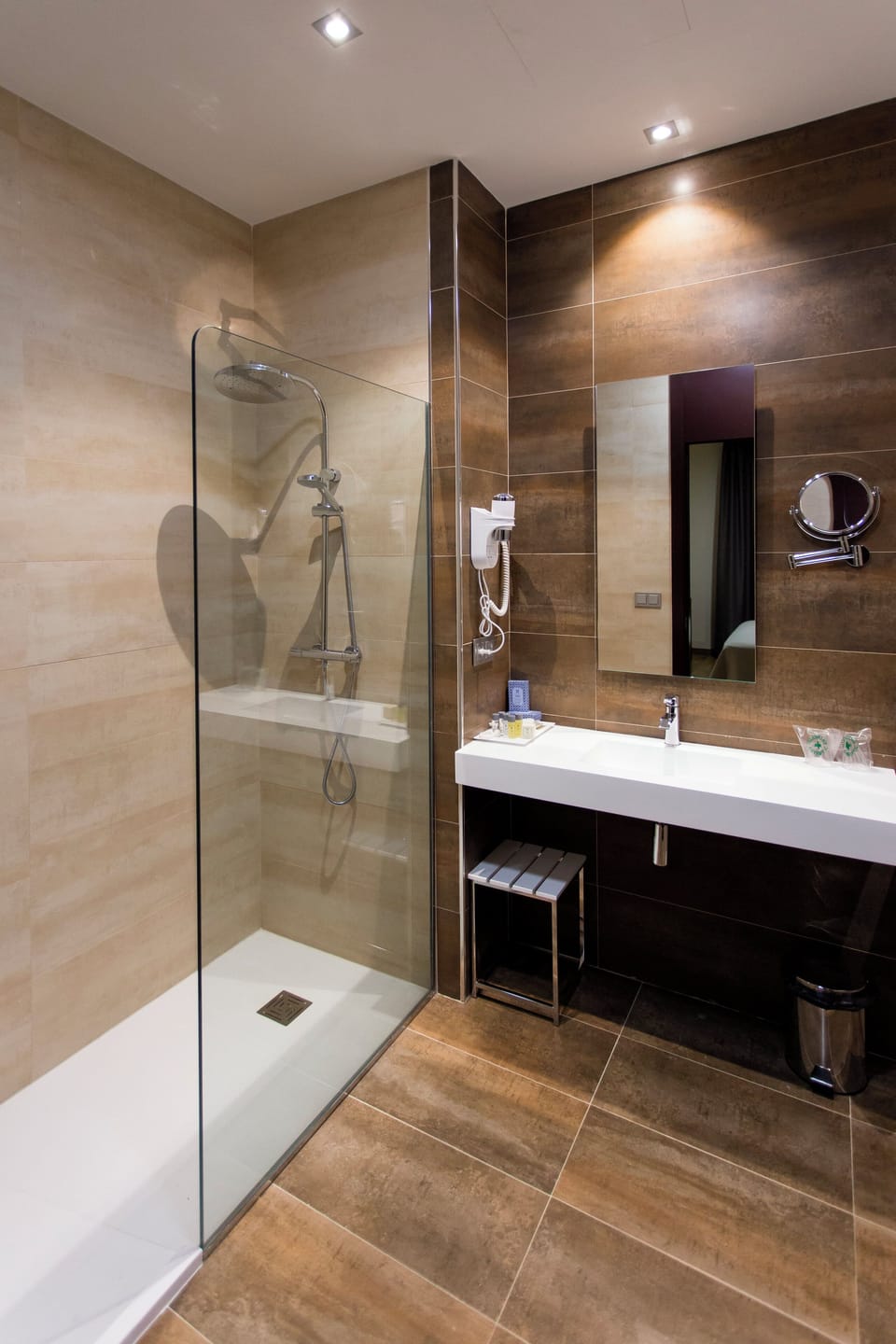 Double or Twin Room | Bathroom | Deep soaking tub, free toiletries, hair dryer, bidet