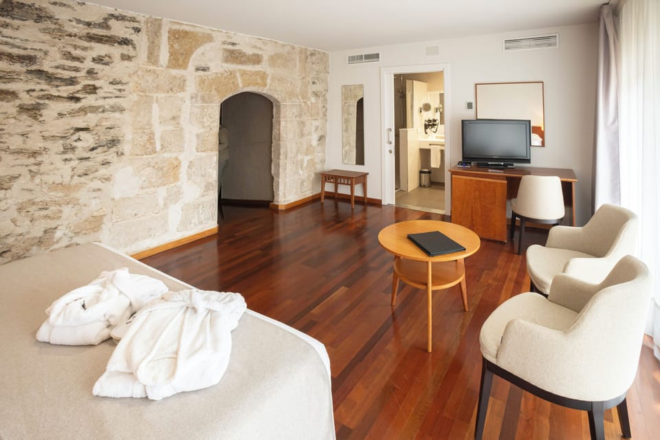 Double or Twin Room | Minibar, in-room safe, desk, free WiFi