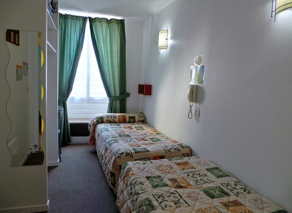 Standard Twin Room | Desk, free cribs/infant beds, free WiFi