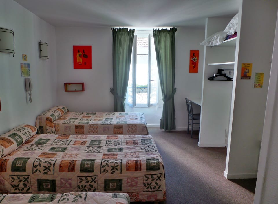 Quadruple Room | Desk, free cribs/infant beds, free WiFi