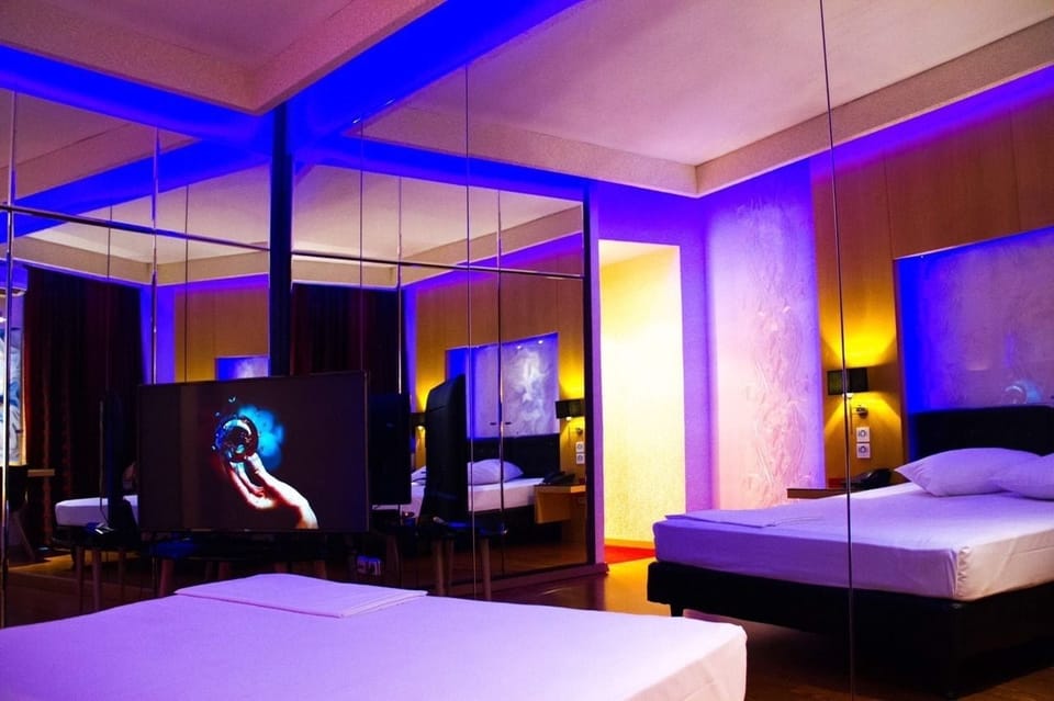 Premium bedding, desk, blackout drapes, free WiFi