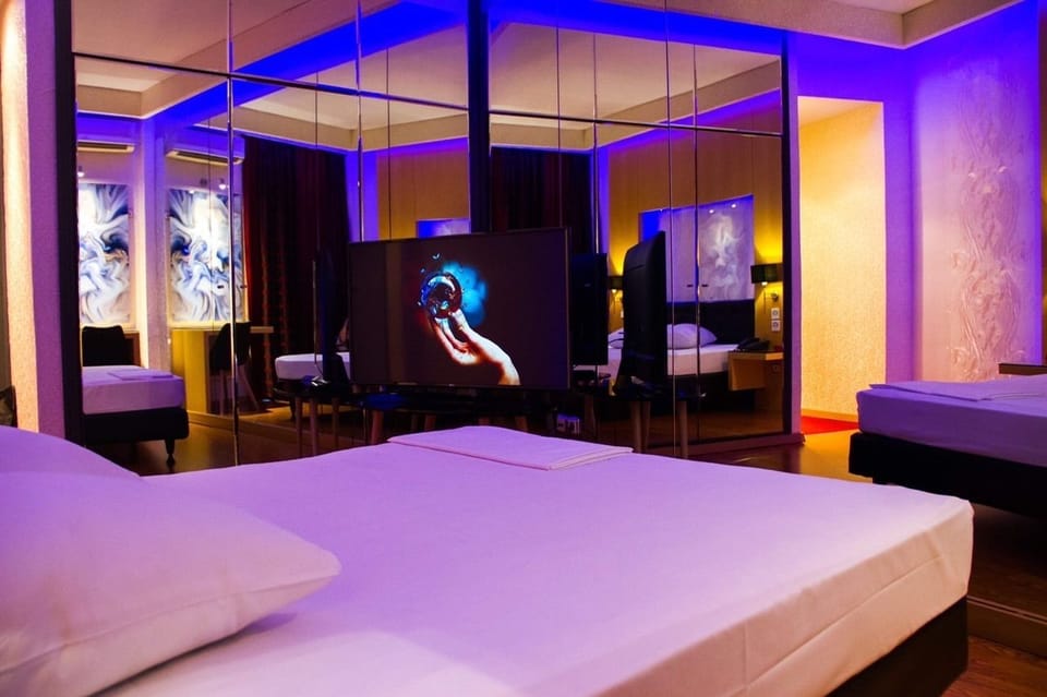 Premium bedding, desk, blackout drapes, free WiFi