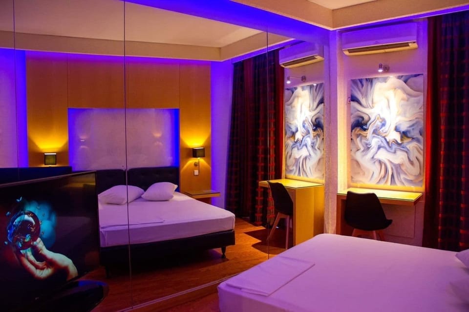 Premium bedding, desk, blackout drapes, free WiFi