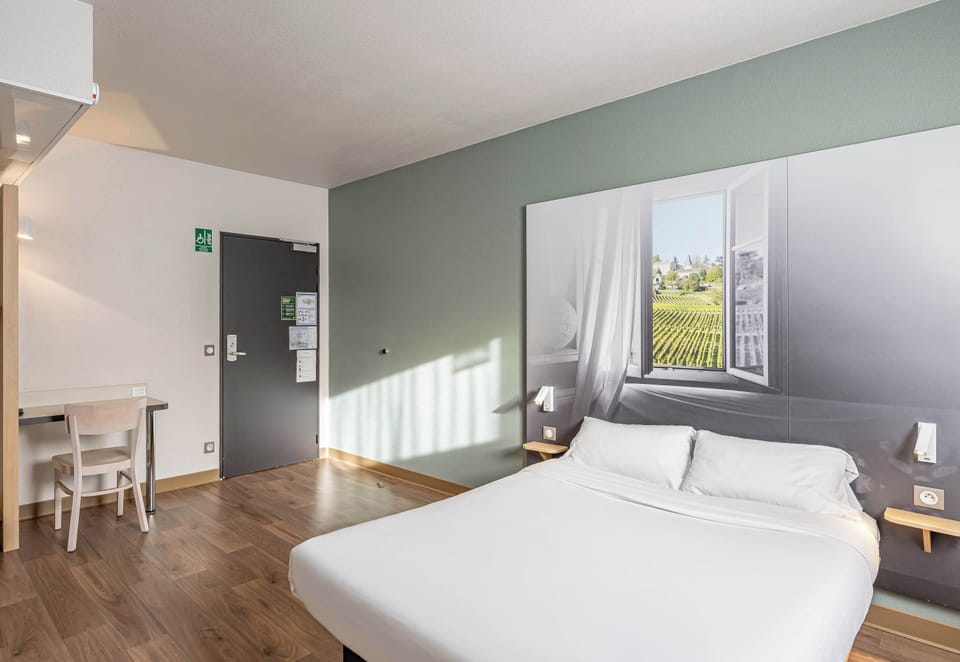 Double Room, Accessible, Non Smoking | Desk, blackout drapes, soundproofing, iron/ironing board