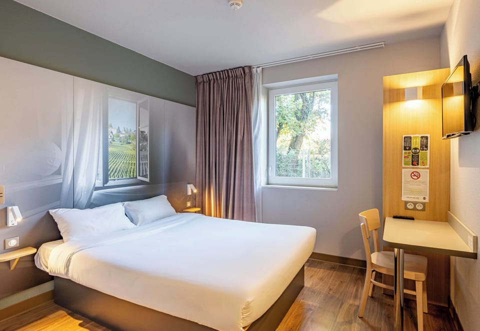 Double Room, Non Smoking | Desk, blackout drapes, soundproofing, iron/ironing board