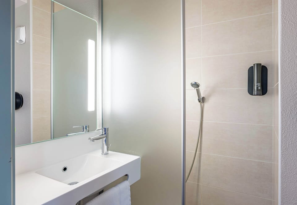 Shower, towels