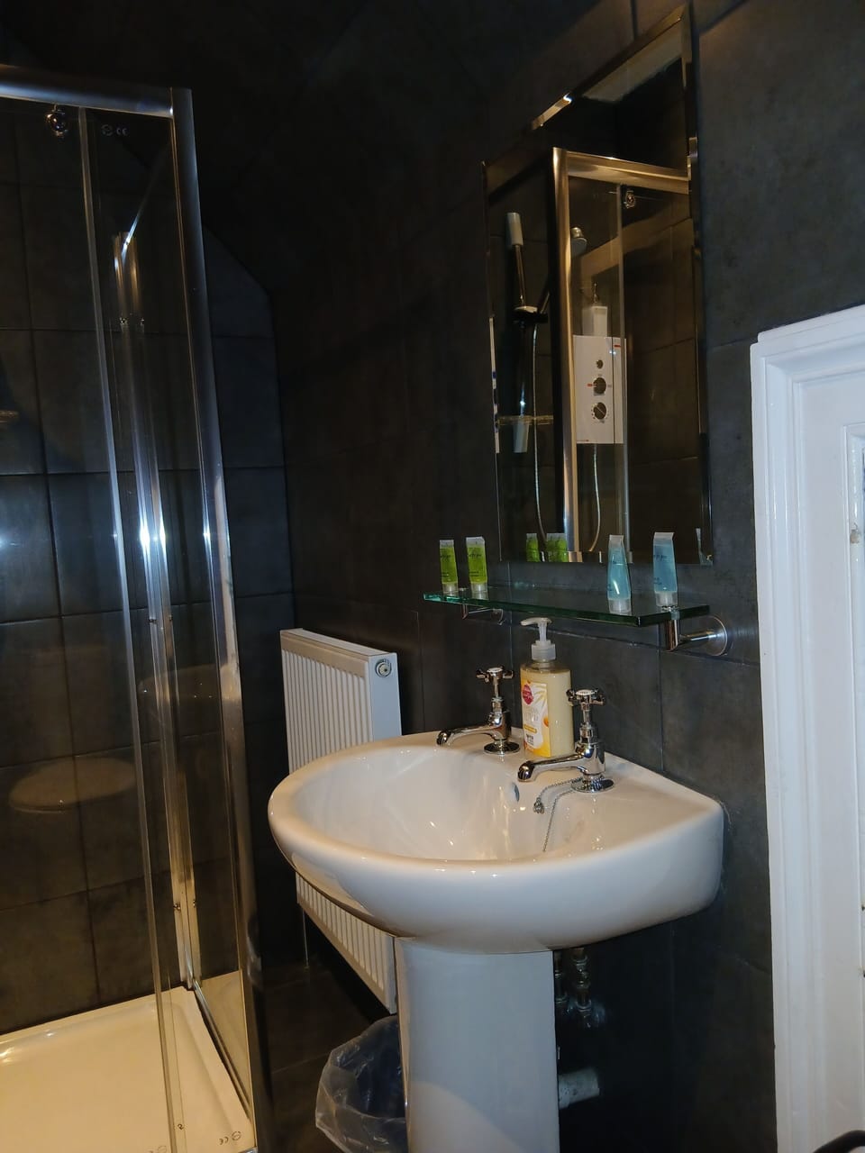 Family Room, Ensuite | Bathroom | Free toiletries, towels, soap, toilet paper