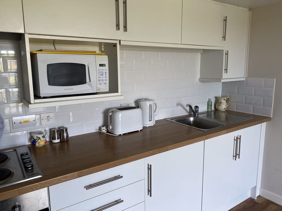 Superior Apartment, 1 Double Bed with Sofa bed, Ensuite, Valley View (Beacon View) | Private kitchen | Coffee/tea maker, electric kettle