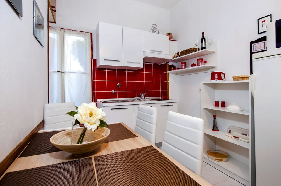 Basic Apartment, 1 Bedroom | Private kitchenette | Fridge, stovetop, electric kettle, cookware/dishes/utensils