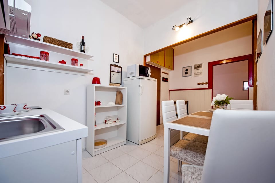 Basic Apartment, 1 Bedroom | Private kitchenette | Fridge, stovetop, electric kettle, cookware/dishes/utensils
