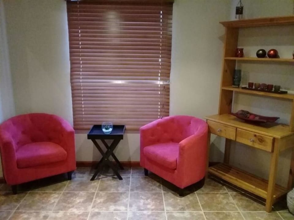 Comfort Cottage, 3 Bedrooms | Living area | Flat-screen TV, fireplace, DVD player