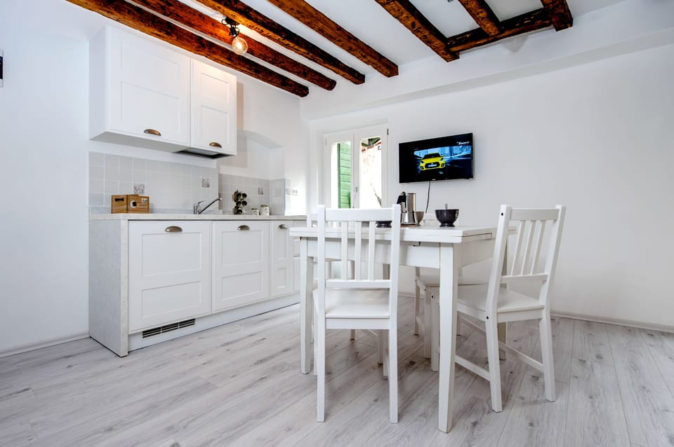 Basic Apartment | In-room dining