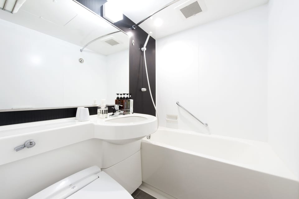 Combined shower/tub, deep soaking tub, free toiletries, hair dryer