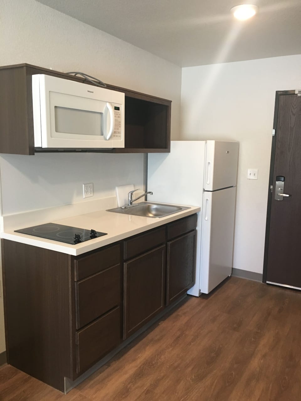 Full-size fridge, microwave, stovetop