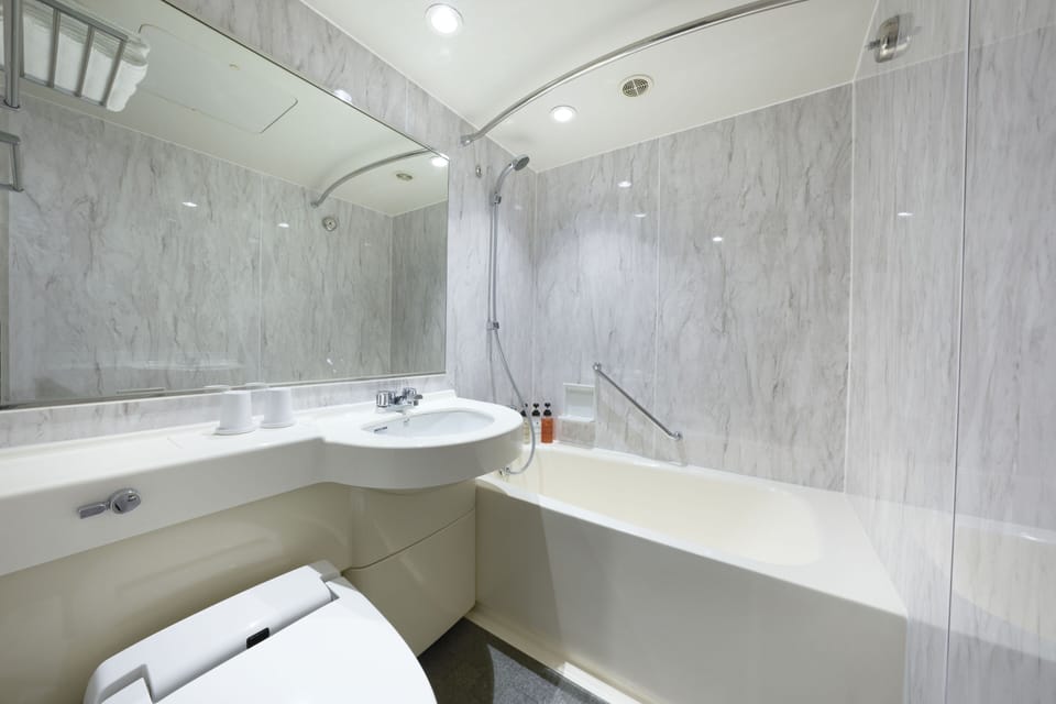 Combined shower/tub, deep soaking tub, free toiletries, hair dryer