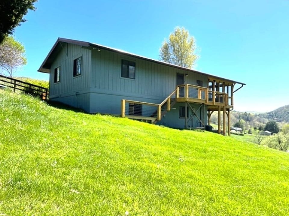 Side of house leading into Kitchen area