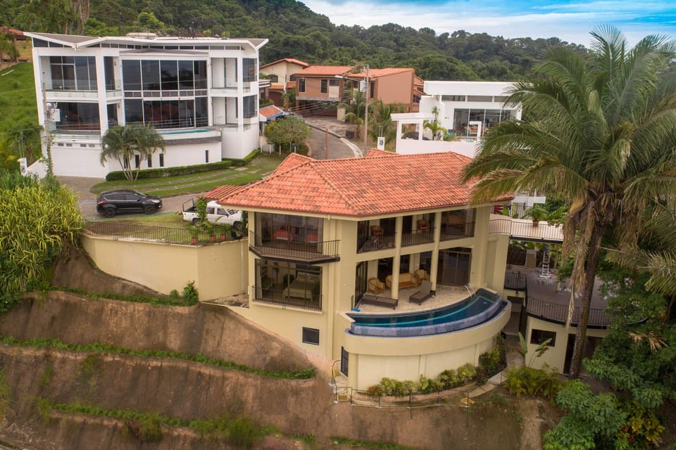 6 Decks -Facing Pacific Ocean Breeze. & Spectacular views for Guests