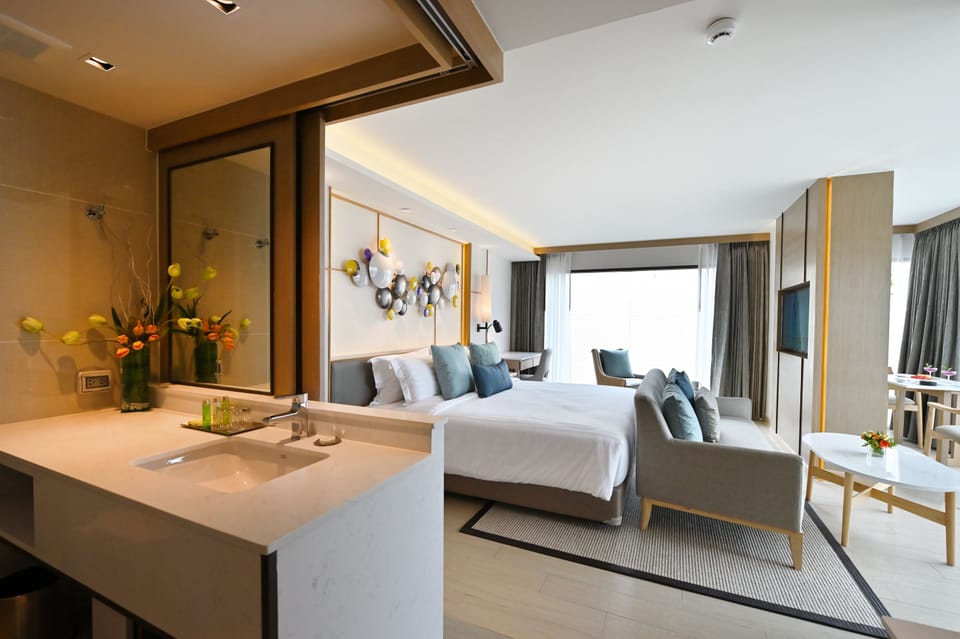 Royal Suite | Free minibar items, in-room safe, desk, blackout drapes