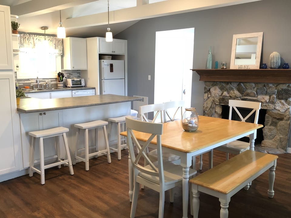 Seating for 6 in Dining Area