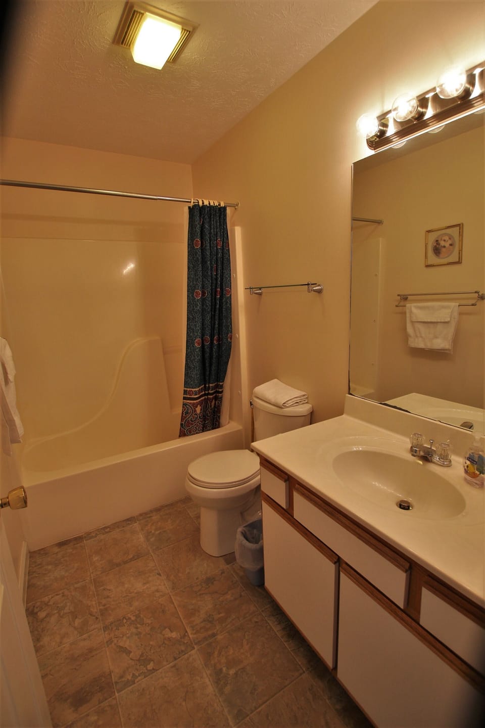 Upper bathroom 2