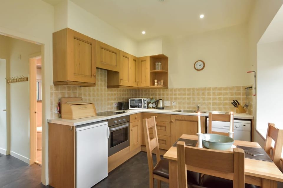 Coachmans Cottage Kitchen and Dining Area