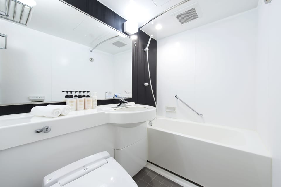 Superior Twin Room, Non Smoking, Top Floor | Bathroom | Combined shower/tub, deep soaking tub, free toiletries, hair dryer