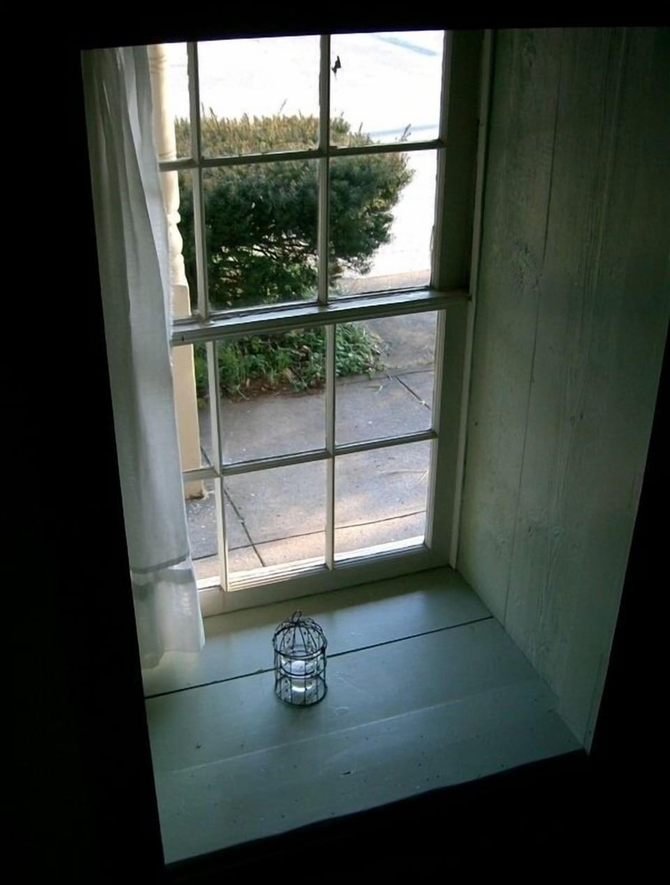 Deep window sills as a result of the thick stone walls of the first level.