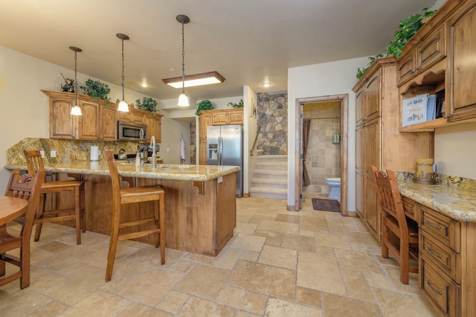 Large breakfast bar and open kitchen