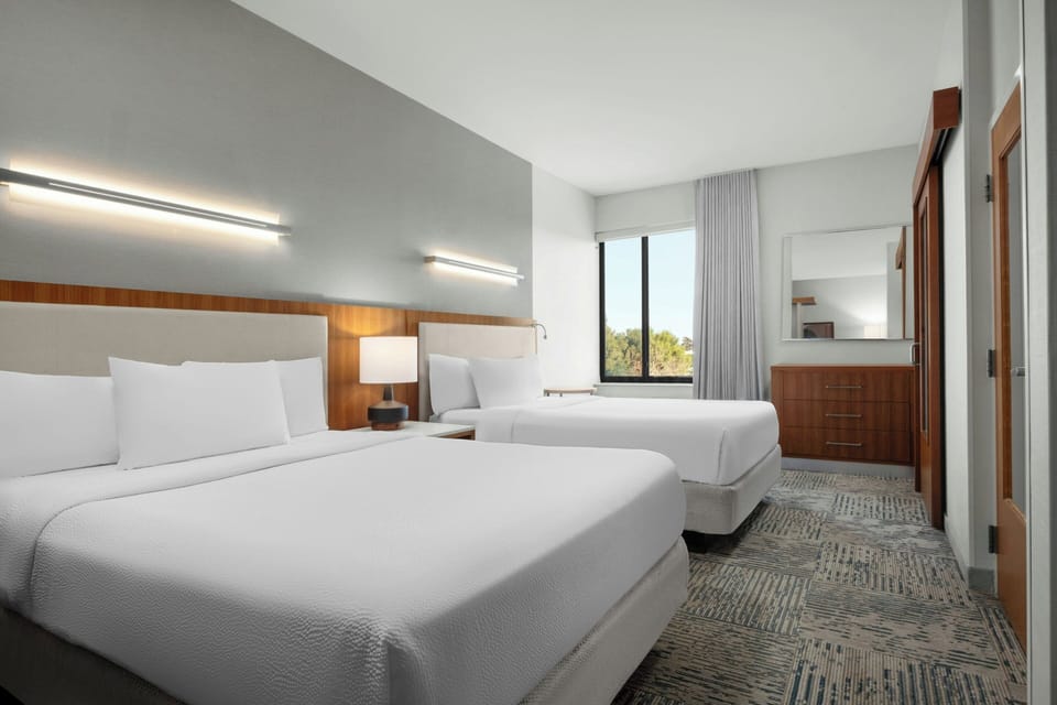 Premium bedding, desk, iron/ironing board, free WiFi
