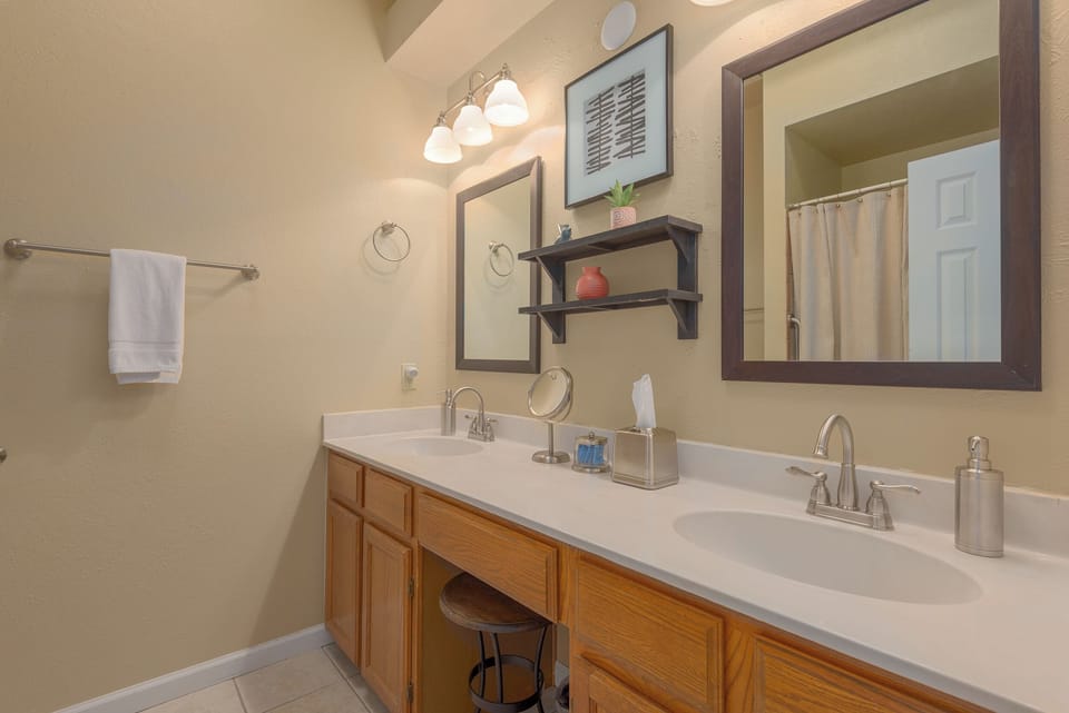 Double vanity, lots of space