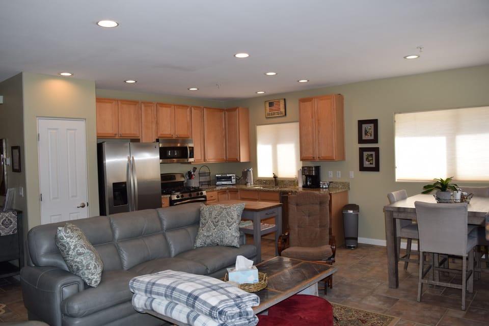 Open concept kitchen, granite counters, stainless steal appliances