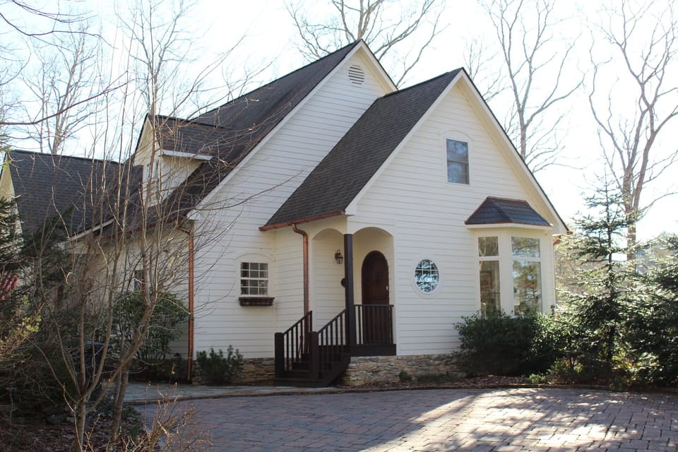 Welcome to Bonnie Cottage, recently renovated in Highlands, North Carolina!