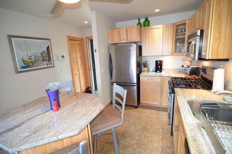 Kitchen: Stainless appliances and Granite countertops 