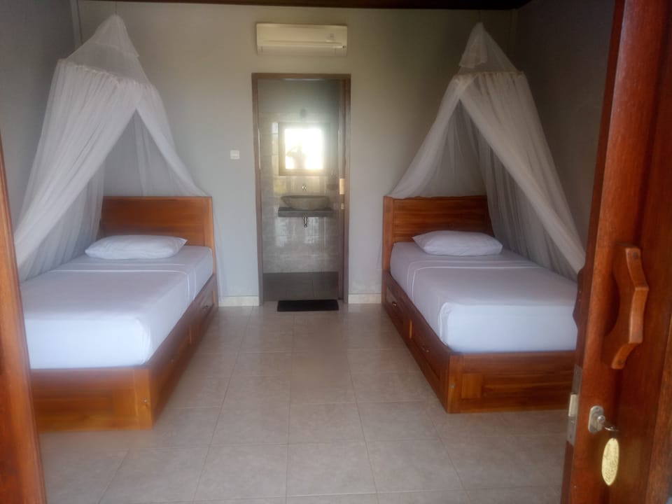 Deluxe Twin Room, Ocean View | Desk, rollaway beds, free WiFi