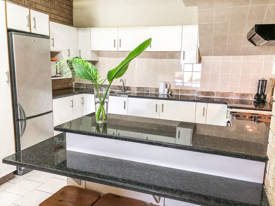 3 bedr, double bathroom, 6 - 8 sleeper (2) | Private kitchen | Full-size fridge, microwave, oven, stovetop