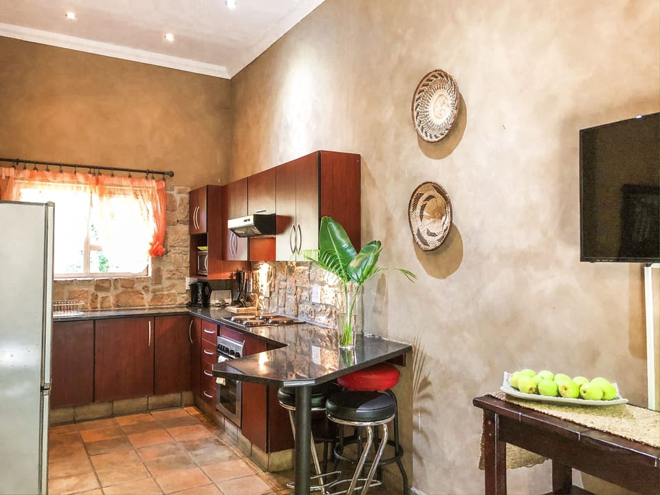 2 bedr, 4 - 6 sleeper, new luxury unit (1) | Private kitchen | Full-size fridge, microwave, oven, stovetop