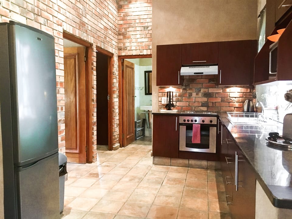 2 bedr, 4 - 6 sleeper, new luxury unit (1) | Private kitchen | Full-size fridge, microwave, oven, stovetop