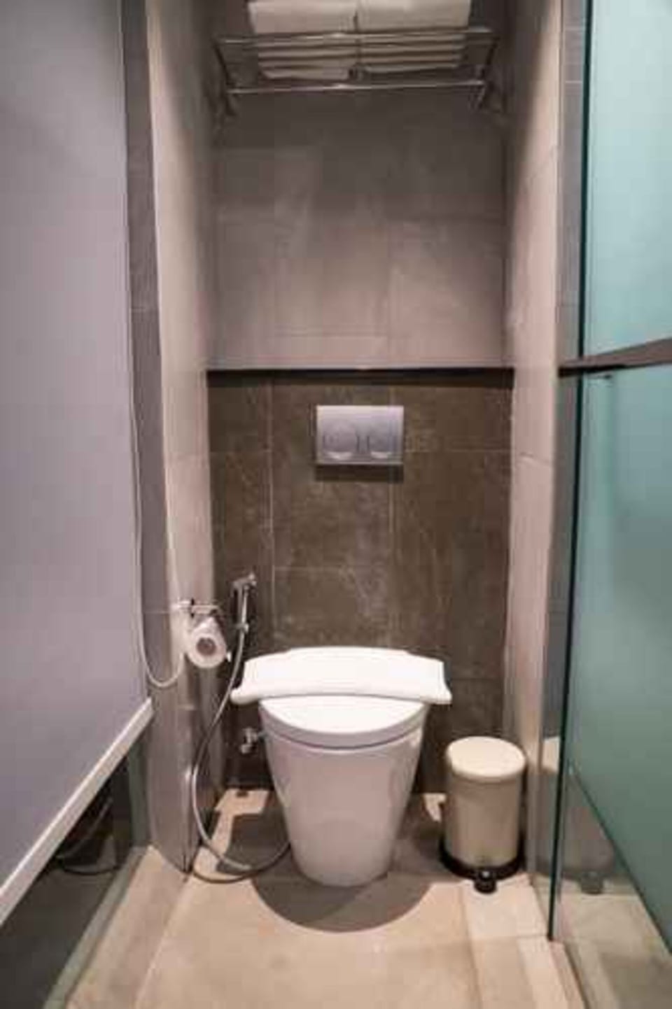 Shower, hydromassage showerhead, free toiletries, hair dryer