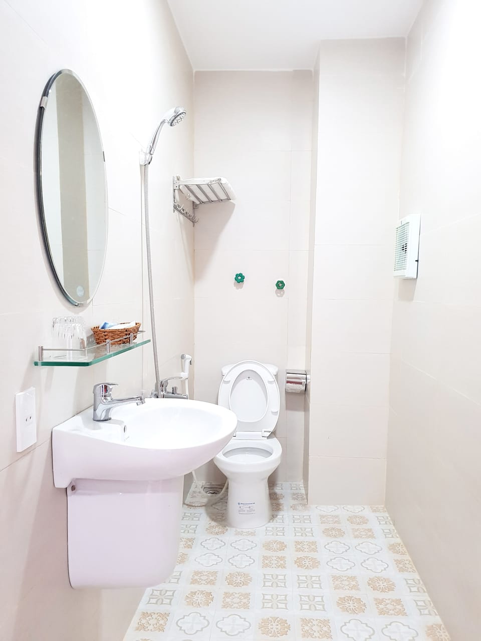 Shower, rainfall showerhead, free toiletries, hair dryer