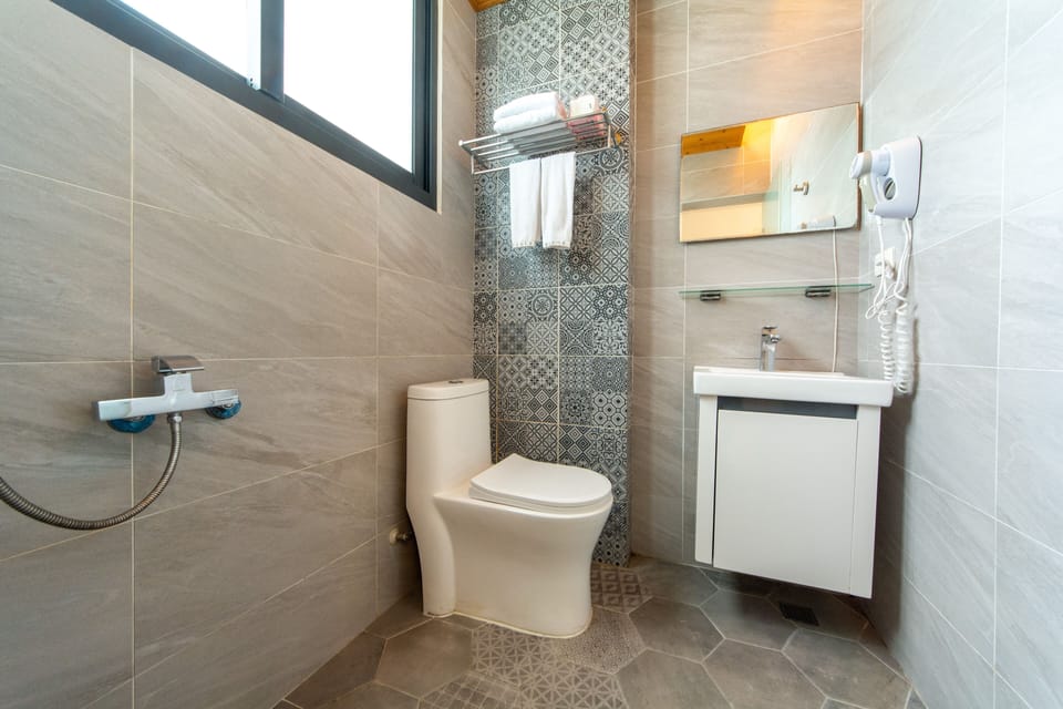 Standard Double Room | Bathroom | Shower, rainfall showerhead, free toiletries, hair dryer