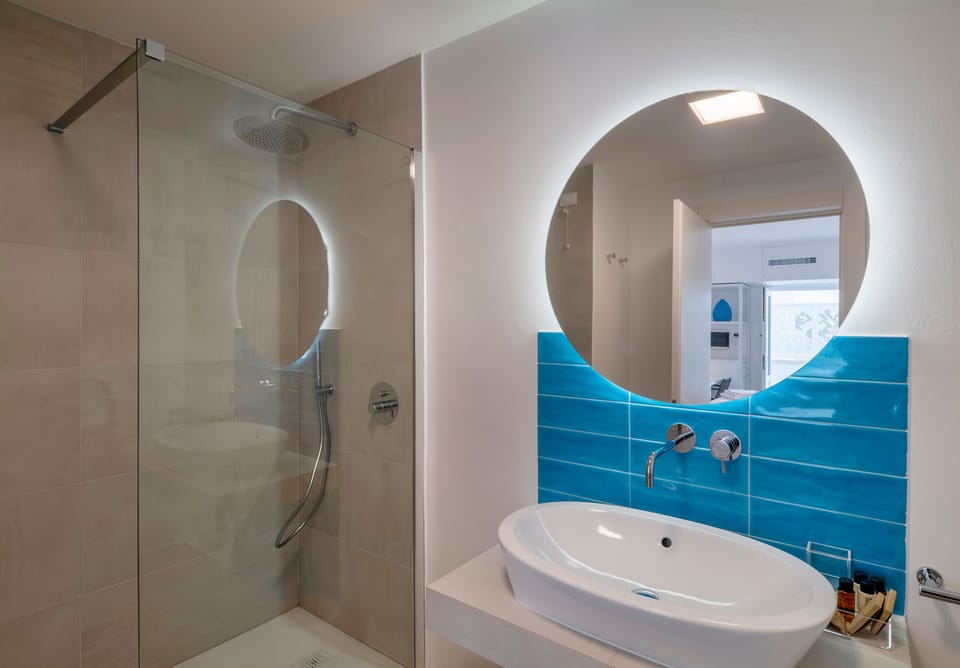 Superior Double Room | Bathroom | Shower, free toiletries, hair dryer, slippers