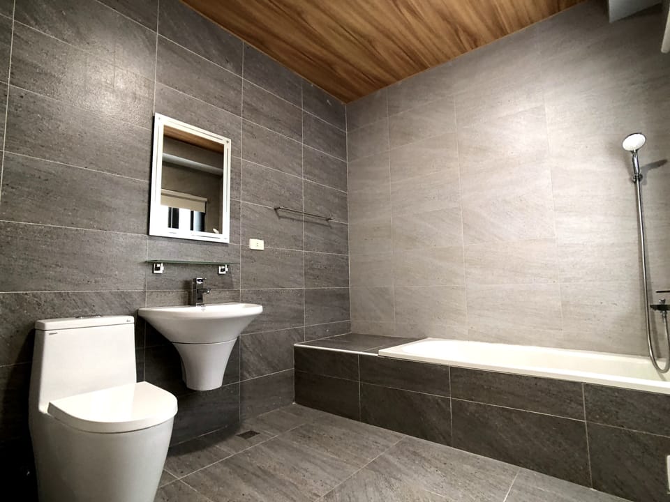 Basic Quadruple Room (208) | Bathroom | Free toiletries, hair dryer, slippers, bidet