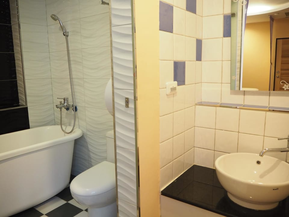 Deluxe Double Room (203) | Bathroom shower