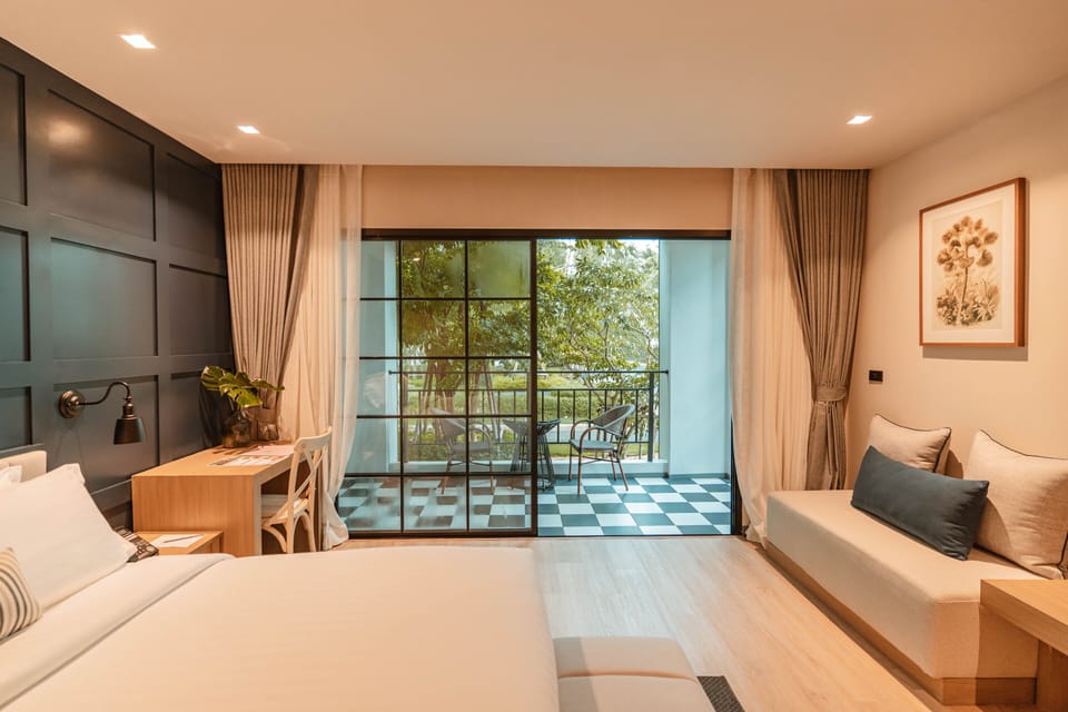 Garden Wing Deluxe Room (King Bed) | Minibar, in-room safe, blackout drapes, soundproofing